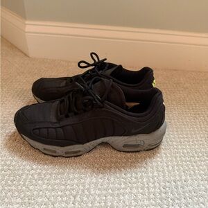 Nike Air Max men’s running shoe, size 9